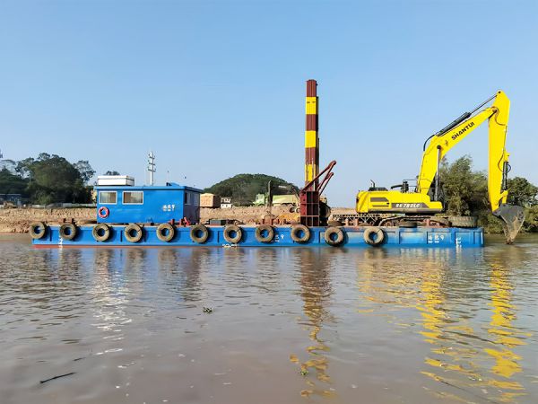 挖掘機(jī)浮船